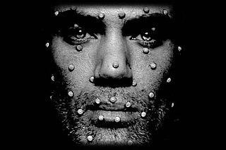 Дэвид Боуи не только «сыграл» двух персонажей в единственной видеоигре в своей карьере, но и прорабатывал их дизайн. Фото 1 