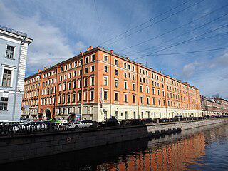 Добавив пару этажей к конюшенному лазарету, можно получить писательский небоскрёб. Фото 1 