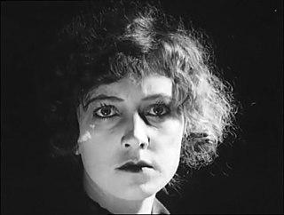 Две актрисы взяли один и тот же псевдоним: одна — в честь реальной кинозвезды, другая  — в честь героя песни. Фото 4 