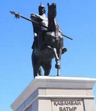 Элитное казахское кладбище расположено вокруг мавзолея полководца. Фото 1 