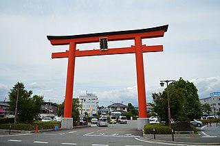 Исследователи связывают символ синто (на илл.) со ступами, насестами и культом предков. Фото 2 