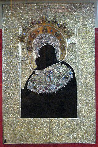 Когда в 1904 году с рублёвской «Троицы» сняли металлическую ризу, под ней обнаружилась живопись в палехском стиле. Фото 5 