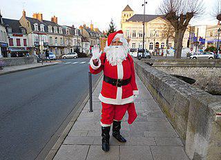 На Рождество к французам приходит Пер-Ноэль (на илл.), а на Новый год — пожарные, почтальоны и мусорщики. Фото 1 