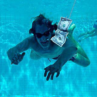 Одна фотомодель прославилась вылавливанием денег из бассейна. Фото 3 