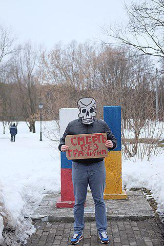 «Партия мёртвых» протестовала против пенсионной реформы с плакатом «Жизнь трудна, но, к счастью, коротка». Фото 1 