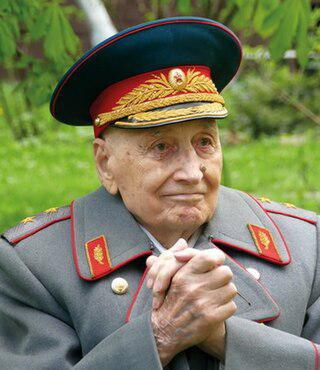 По приказу генерал-лейтенанта инженерных войск были построены дамбы, предотвратившие радиоактивное загрязнение воды в Киеве. Фото 1 