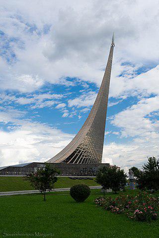 Посмотреть на монумент «Покорителям космоса» можно не только на ВДНХ, но и в курской глубинке. Фото 1 