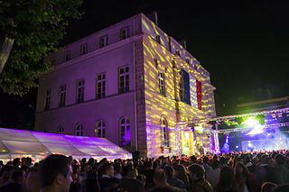 Раз в год французские пожарные могут не только спеть, но и станцевать стриптиз. Фото 1 