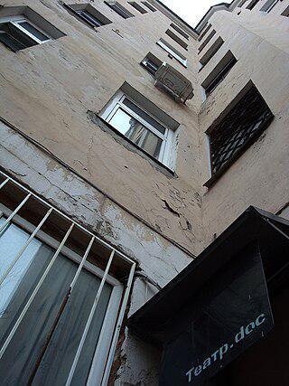 Самый короткий российский спектакль поставлен в московском театре по белорусской пьесе, главный и единственный герой которой отказался возвращаться из увольнения в армию. Фото 1 