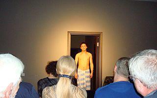 Самый короткий российский спектакль поставлен в московском театре по белорусской пьесе, главный и единственный герой которой отказался возвращаться из увольнения в армию. Фото 2 