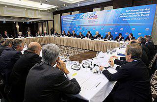 Считается, что королева Гвиневра принесла в приданое королю Артуру Круглый стол из тёмного дуба, за которым могло разместиться до 150 рыцарей. Фото 5