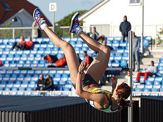 Современная техника исполнения прыжка в высоту фосбери-флоп позволяет спортсмену преодолевать планку в то время, когда его центр масс проходит под ней на расстоянии до 20 см. Фото 1 