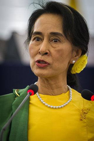 Суеверные представители власти надели женские юбки, чтобы ослабить оппозицию. Фото 1 