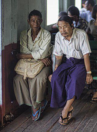 Суеверные представители власти надели женские юбки, чтобы ослабить оппозицию. Фото 4 