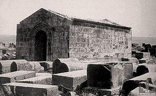 В бывшей часовне на могиле средневекового армянского учёного живут люди. Фото 1 