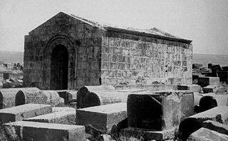 В бывшей часовне на могиле средневекового армянского учёного живут люди. Фото 2 