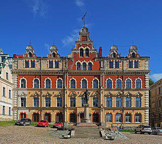 В жилой многоквартирный дом можно превратить и старейшую в России ратушу,  и  храм XVI века на Украине. Фото 2 