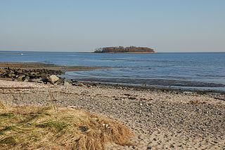 Весь покрытый зеленью, трижды про́клятый «остров невезения» — то остров, то не остров. Фото 1 