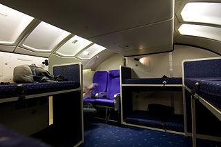 Зоны отдыха экипажей дальнемагистральных авиарейсов находятся над или под пассажирским салоном. Фото 1 