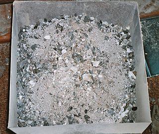 Для создания новогоднего пожелания нужны моллюски, зола, гравий, скипидар и яйца. Фото 2 