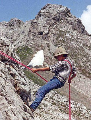 Для высадки с вертолёта десантно-штурмовым способом солдаты проходят альпинистскую подготовку. Фото 3 