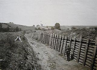 Эскарп это противотанковое фортификационное сооружение, искусственно срезанный под большим углом край склона или берега реки, высотой несколько метров, обращённый передней частью к противнику… Фото 1 