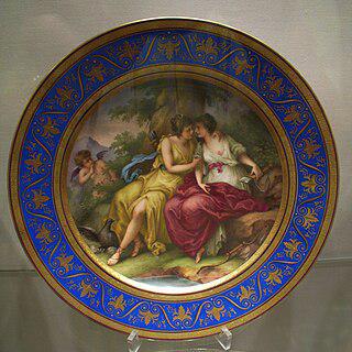 Картина с изображением лесбийской сцены (на илл.) использовалась в оформлении сервизов, считавшихся в СССР предметами роскоши. Фото 1 