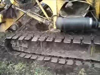 Крупнейший из довоенных советских траншейных экскаваторов отличался не только очень внушительными размерами, но и совершенно нехарактерной для машин этого класса полугусеничной ходовой частью. Фото 1 