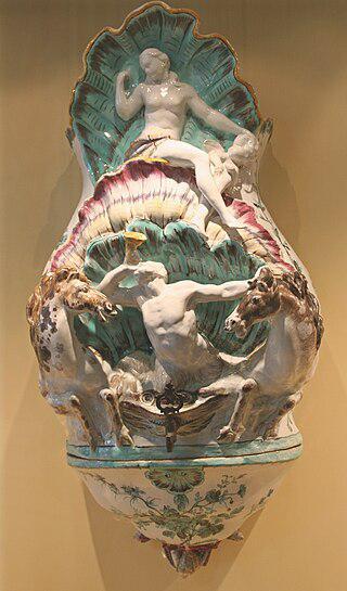 Мать шестерых детей после смерти мужа основала новую фабрику, и мирruen получил фаянс вдовы Перрен (на илл.). Фото 1 