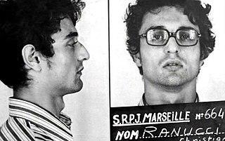 На могиле казнённого детоубийцы неизвестные регулярно подменяли белые цветы на красные. Фото 2 