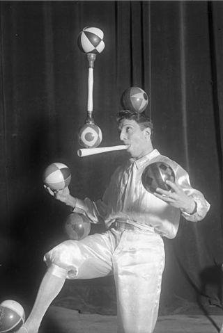 Номер, сделавший жонглёра знаменитым, стал для него смертельным. Фото 1 