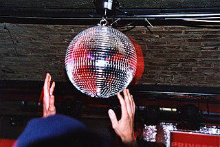 Один из самых значительных архитектурных памятников Карельского перешейка до недавнего времени использовался как дискотека и магазин. Фото 2 