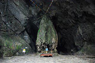 Одна из двух самых известных пагод Вьетнама находится в пещере, а вторая — стоит на столбе в середине пруда. Фото 3 