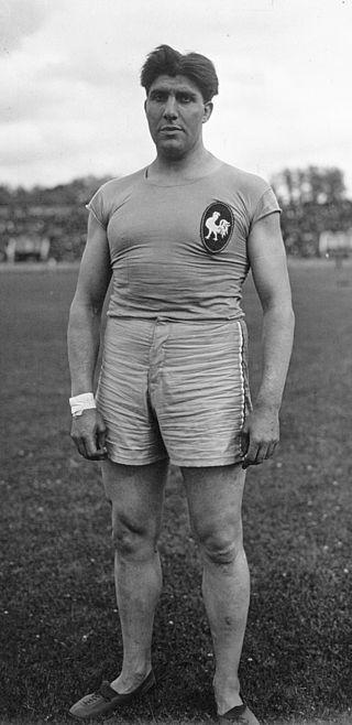 Олимпиец (на илл.), в 12 лет ставший призёром в академической гребле, позже выигрывал чемпионаты Франции ещё в четырёх видах спорта. Фото 1 