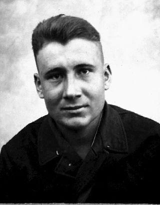 Поездка во Францию 94-летнего путешественника, старейшего получателя загранпаспорта, стала частью документального фильма. Фото 1 