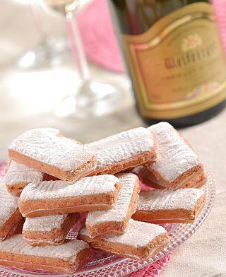 Розовое печенье (на илл.), которым, по легенде, любили лакомиться короли, принято макать в шампанское. Фото 2 