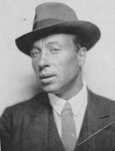 Русский авангардист в мемориале Есенину сочетал фото поэта с крестьянской одеждой, досками и кусками коры. Фото 3 