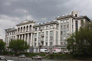 Советским грузчикам в Новосибирске возвели дворец с дорическим портиком. Фото 3 