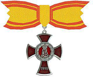 Утративший престол немецкий правитель наградил свою вторую жену орденом имени первой. Фото 1 