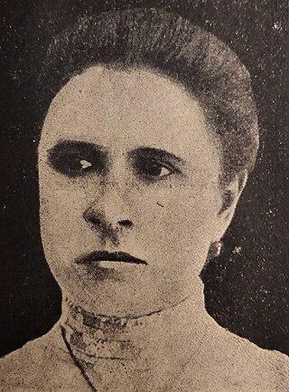 В 1905 году работница (на илл.) Прохоровской мануфактуры с коллегой остановили на скаку казачьих коней. Фото 2 