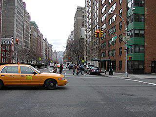 В квартале Манхэттена строительство  наземной железной дороги привело к появлению трущоб, а надземной — к возведению элитной застройки. Фото 1 