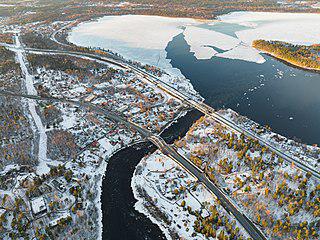 В Лосево Ленинградской области ежегодно проводится сплав по порогам на надувных секс-куклах. Фото 5 
