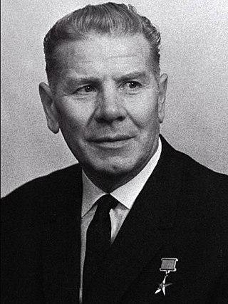 В отличие от Льва Яшина, Герой Соцтруда — футболист был заигран за сборную другой страны. Фото 3 