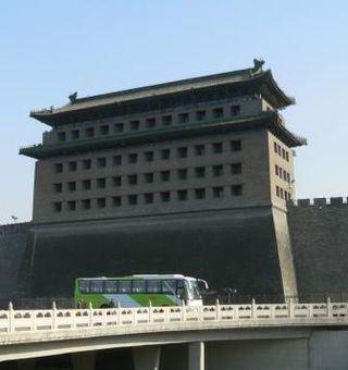 В старину китайские войска, отправляясь в поход, покидали Пекин через «Врата достижения победы», а возвращались через «Врата успокоения». Фото 3 