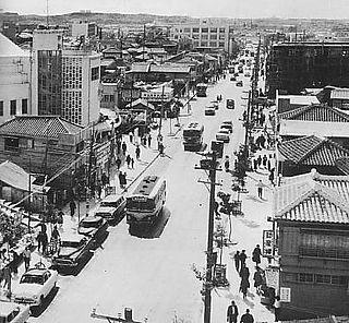 В японской префектуре Окинава в течение шести лет автомобили передвигались по правой стороне дороги, тогда как во всей остальной Японии использовалось левостороннее движение. Фото 5 